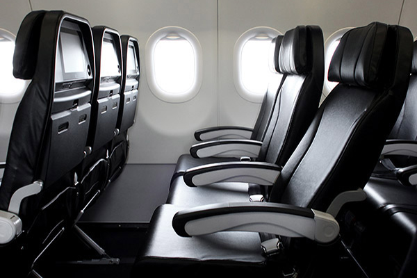 機艙內的座椅為黑色皮椅，不僅看起來質感加倍，舒適度也上升