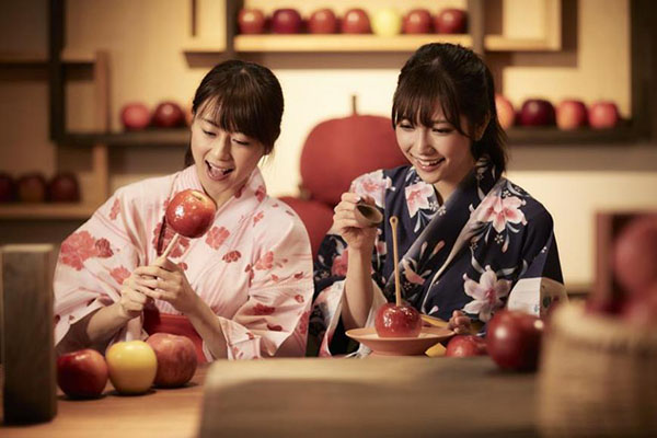 在歡騰蘋果×扇貝祭中，提供手作蘋果糖的活動。(圖／星野集團青森屋，以下同)