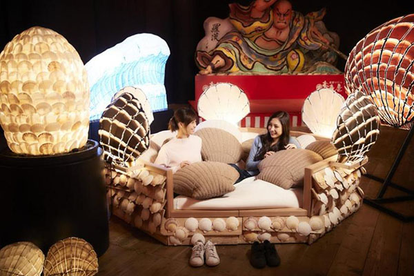 坐在充滿貝殼抱枕的扇貝造型沙發，是觀看傳統藝術表演的最佳席位。