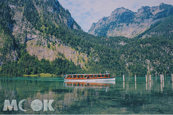 位於阿爾卑斯山區內的國王湖，因翡翠綠色的湖水清澈見底而聞名 (圖／MOOK景點家莫菲)