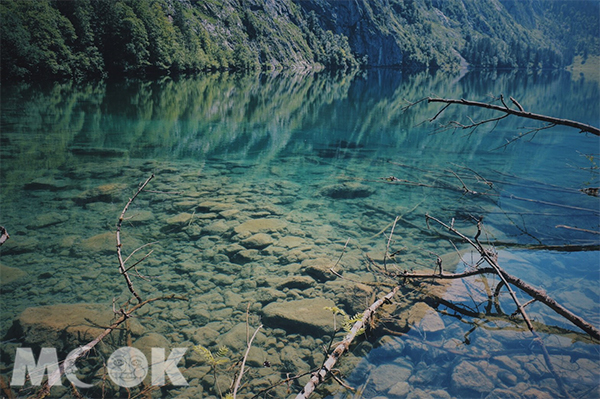 因清澈見底的湖水而聞名的國王湖 (圖／MOOK景點家莫菲)