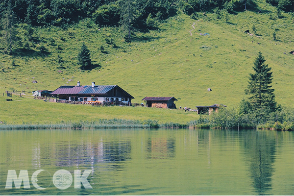 生活在國王湖畔的居民與飼養的牛隻 (圖／MOOK景點家莫菲)
