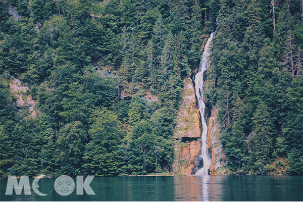 湖邊的峭壁能看到瀑布傾瀉而下的唯美畫面 (圖／MOOK景點家莫菲)