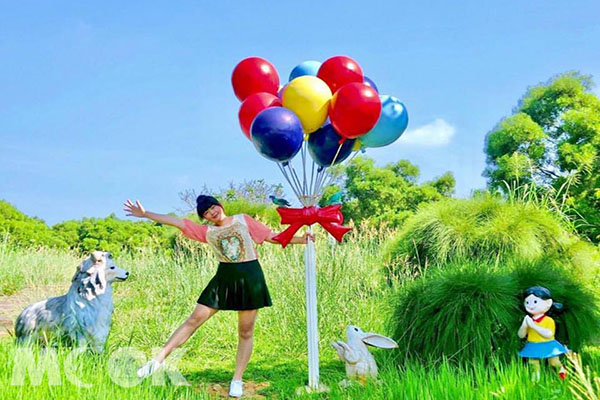 藍天綠地，配上繽紛氣球與動物，讓照片看起來充滿活力與童趣。（圖／s4752147）