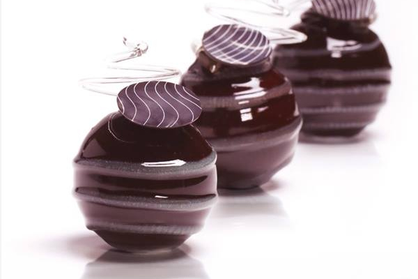 旋柚，帶有百香果味的巧克力外衣內是累積一整年的香甜，以誘人之姿，降臨在濕潤的柔軟上。