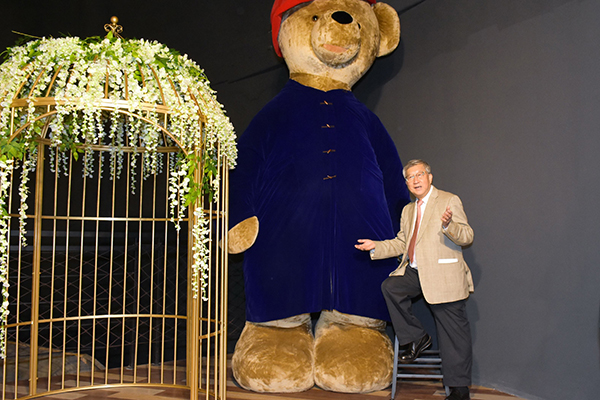 比人還高的巨大泰迪熊超吸睛。