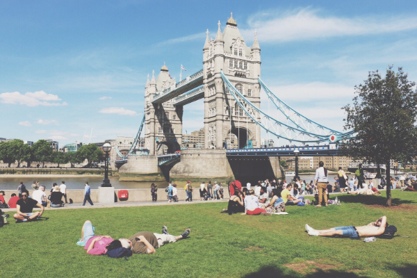 眾人在倫敦塔橋旁的草皮上享受著難得的陽光 (圖／MOOK景點家莫菲)