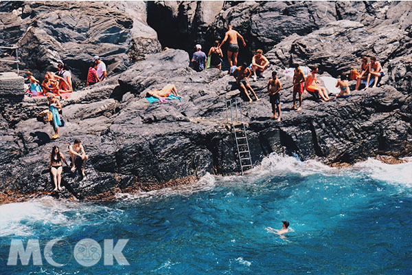 跳進沁涼、湛藍的海水是夏日最好的消暑方案。 (圖／MOOK景點家莫菲)