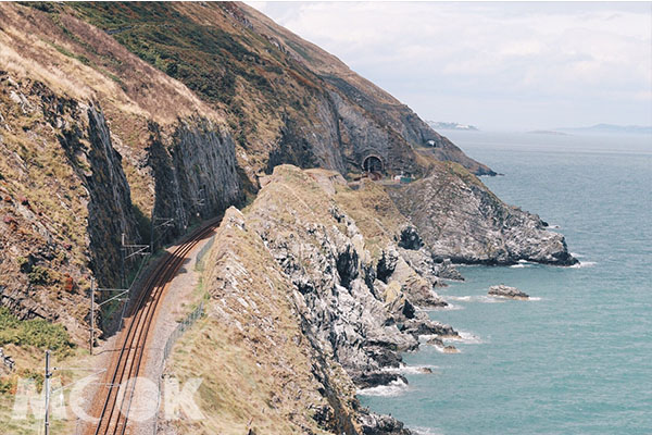 一覽愛爾蘭海岸線！懸崖峭壁上與火車同行