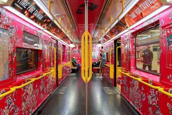 車廂內部用紅色客家花布作為背景，有著濃濃台灣過節慶的味道。