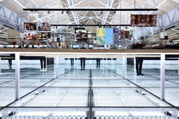 展區內經由設計過的透視地板能給予觀展者非常特別的體驗。
