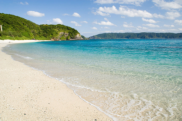 慶良間諸島之一古座間味海灘 (圖／Wikipedia)