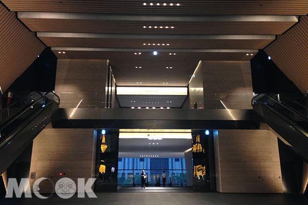 南山廣場入口挑高設計及兩旁通往二樓的手扶梯。 (圖／MOOK景點家張盈盈)