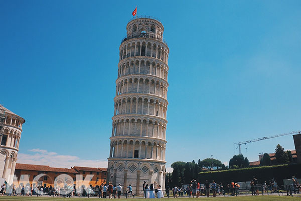 位於義大利托斯卡納比薩的比薩斜塔，是世界著名建築。 (圖／MOOK景點家莫菲)