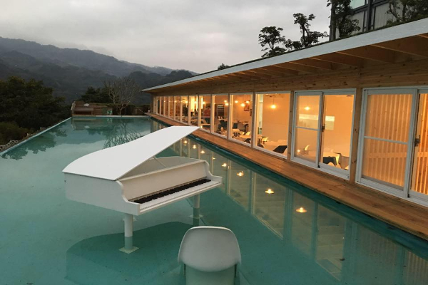 佇立於水上的白色鋼琴是網美必拍的唯美景點。 (圖／勻淨湖景觀餐廳民宿)