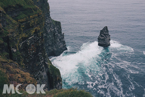 海浪拍打在莫赫斷崖上濺起波濤聲浪，令人對大自然的力量充滿崇敬。 (圖／MOOK景點家莫菲)