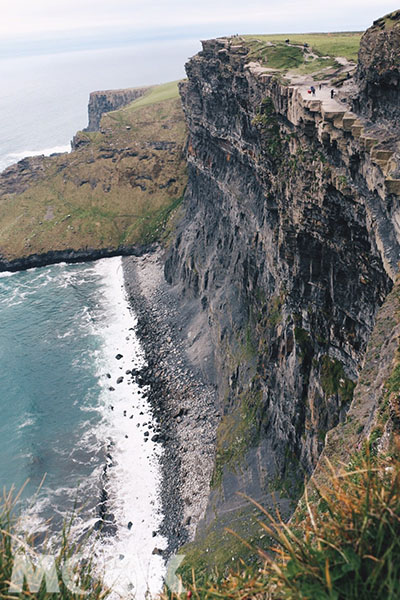 從海平面直接垂直拉起的懸崖，真的不得不佩服大自然的鬼斧神工。 (圖／MOOK景點家莫菲)