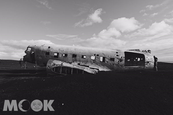 用黑白畫面拍出的飛機殘骸更顯孤寂與靜謐。 (圖／charlieliuliuliu)