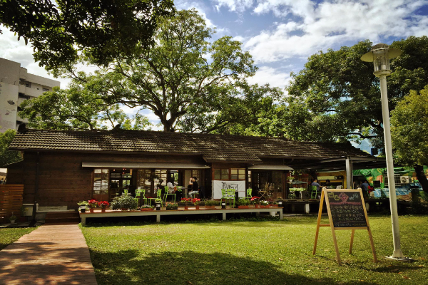 凹凸咖啡是日式的建築聚落所改建，一旁還有草皮腹地。 (圖／凹凸咖啡館)
