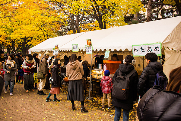 北大金葉祭的屋台會提供溫暖的食物。(圖／北海道大學)