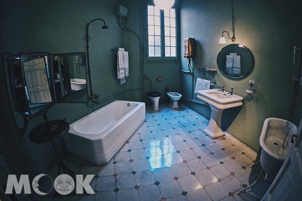 米拉之家內部的浴室，不規則的格局卻非常特別。 (圖／MOOK景點家莫菲)