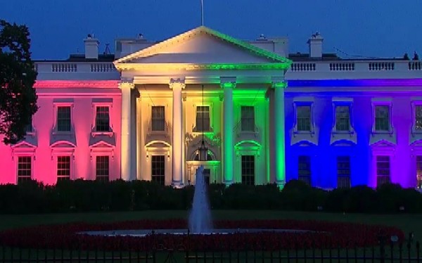 全美皆認同同性戀者有結婚權，美國白宮也在夜晚打上七彩燈光。 (圖片來源／白宮Youtube官方頻道)