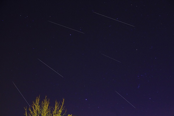 只要天氣晴朗而無光害的情形即可看見清晰壯麗的流星雨。 （圖／photoAC）