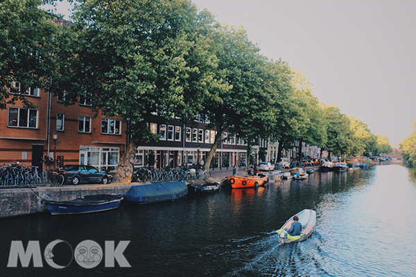在阿姆斯特丹內，許多民眾運用運河當作主要的交通。 (圖／MOOK景點家莫菲)