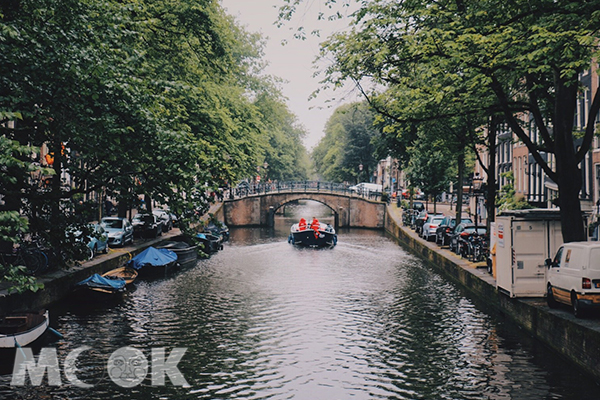 分布在阿姆斯特丹內的運河，給人一種靜謐的美感。 (圖／MOOK景點家莫菲)