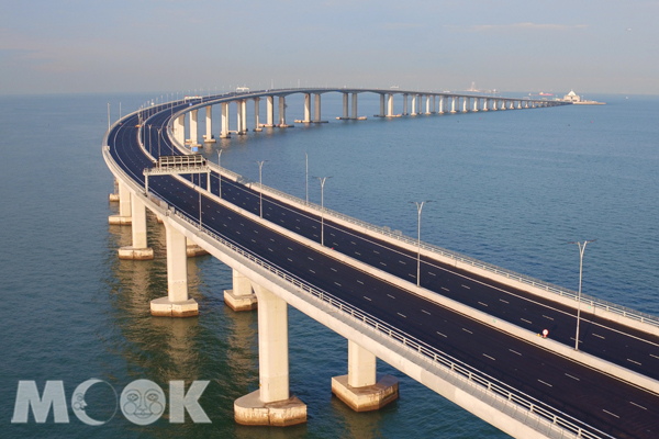 10月24日正式落成之港珠澳大橋為全球最長的橋隧組合通道。