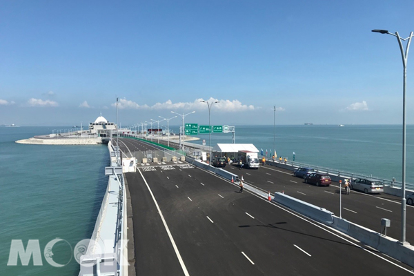 於香港特別行政區邊界連接港珠澳大橋主橋的高架道路