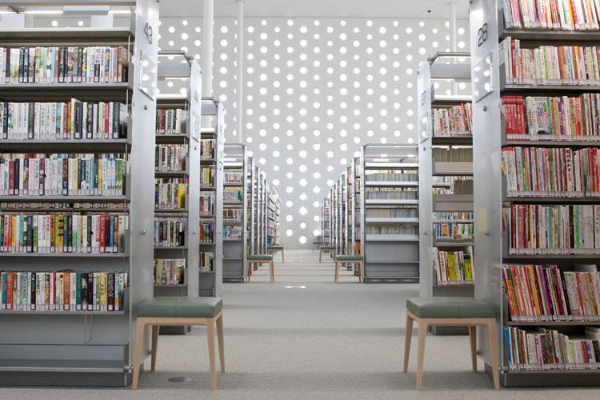 圖書館內部的裝潢採用裸色系，希望以簡單營造看書的氛圍。