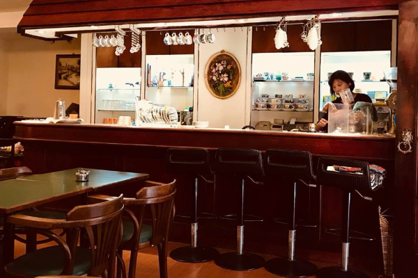 非常有歷史感的青島蜜蜂咖啡館。 (圖／青島蜜蜂咖啡)