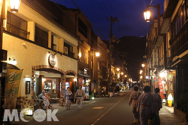 來到城崎溫泉一定要身穿浴衣、足踏木屐來場外湯巡遊。 （圖／旅人誌）