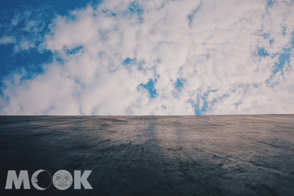 平滑的混凝土石碑與藍天白雲的對比。 (圖／MOOK景點家莫菲)