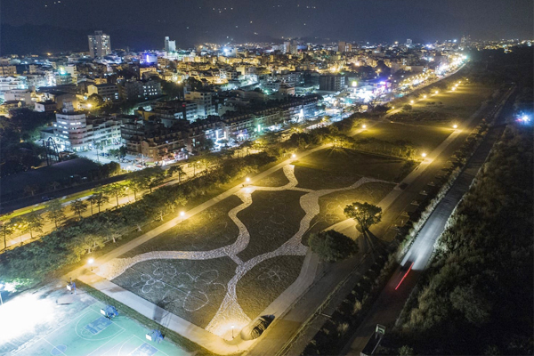 改造後的東勢河濱公園在夜間更加浪漫。（圖/台中市政府，以下同)