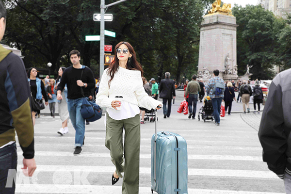 第一名模林志玲日前到紐約出差po美照，手上還拉著時尚好看的行李箱(圖／Samsonite，以下同)