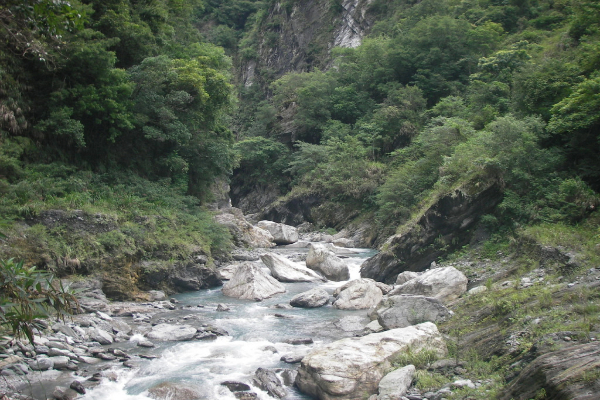 太魯閣壯麗的峽谷與溪水。