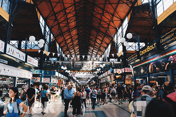 市場內旅人們能優閒地散著步逛著街，美好的東歐就在日常裡。 (圖／MOOK景點家莫菲)