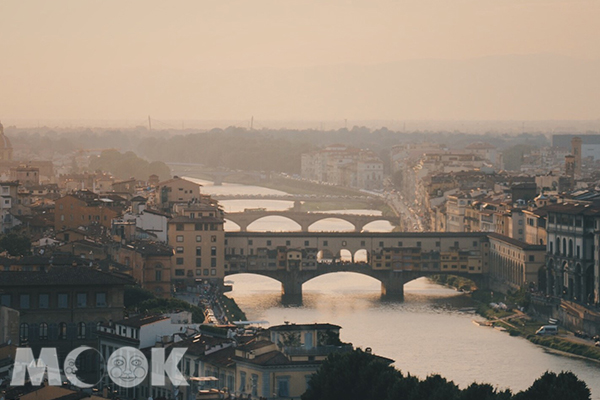 阿諾河畔的建築與老橋，靜謐的佛羅倫斯早晨。 (圖／MOOK景點家莫菲)