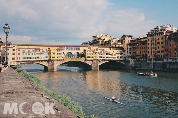旅人們可坐船在阿諾河上享受老橋景緻與夏日佛羅倫斯的城市風光。 (圖／MOOK景點家莫菲)