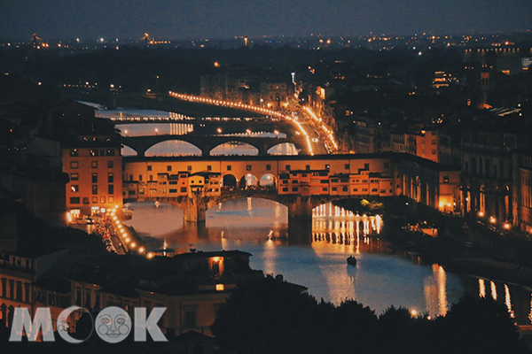 旅人們可以前往位於半山腰上的米開朗基羅廣場，一睹老橋的夜色。 (圖／MOOK景點家莫菲)