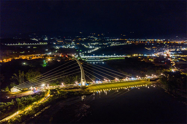 夜間的彌陀映月橋。 (圖／嘉義市政府)