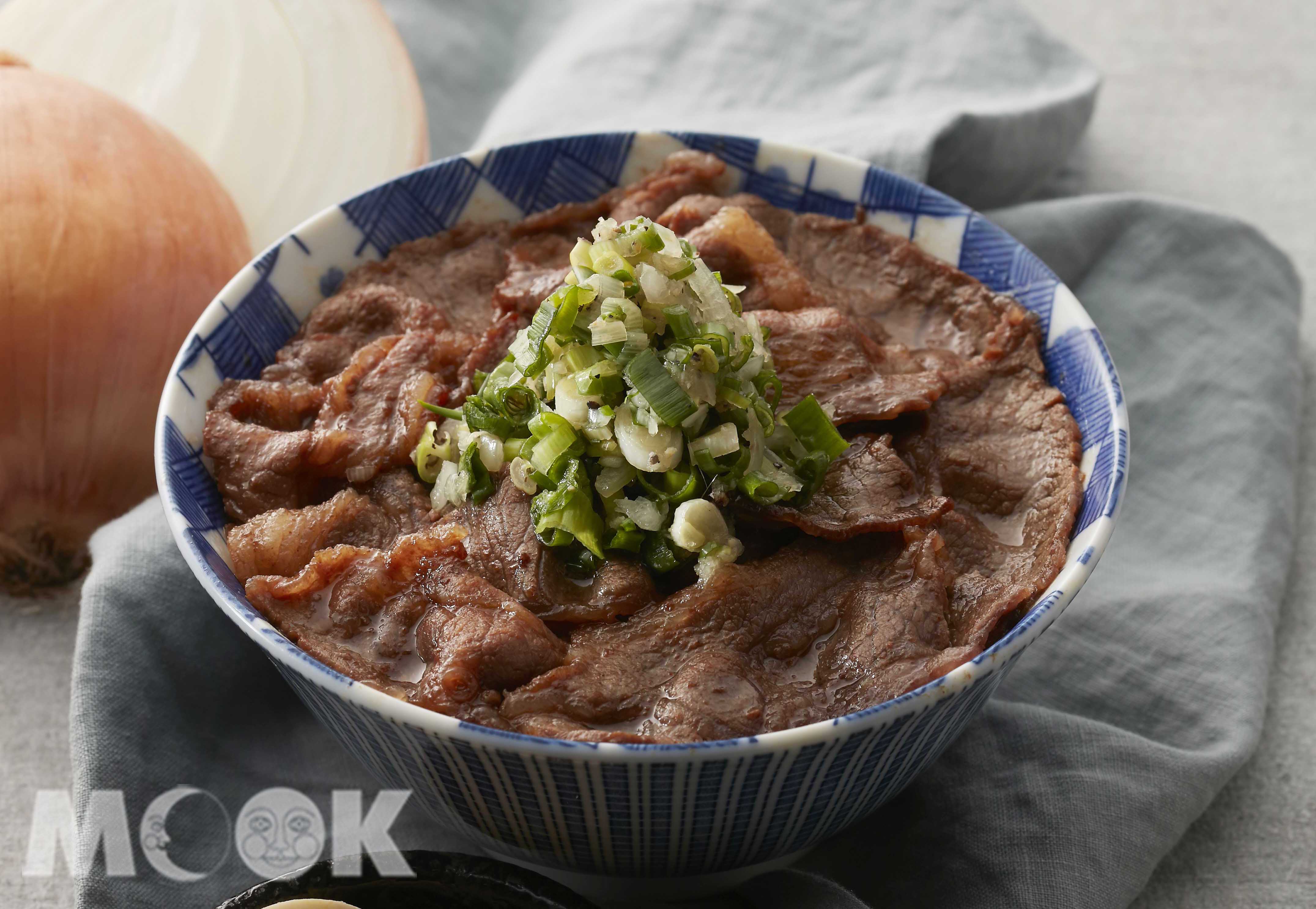 11月11日至開丼消費釜燒嫩肩牛排丼和角切牛排丼，可獲得乙張價值200元的鹽蔥燒肉丼兌換券。