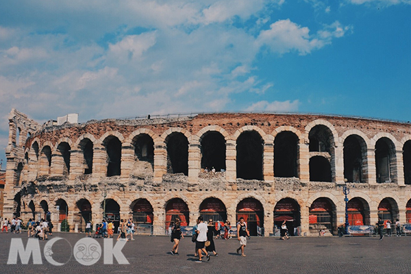 維洛納圓形競技場是目前義大利第三大古羅馬劇場。 (圖／MOOK景點家莫菲)