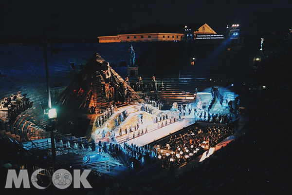 著名歌劇阿伊達的現場布景，巨大的金字塔。 (圖／MOOK景點家莫菲)