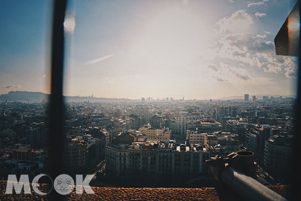 從塔樓上俯瞰整個巴塞隆納的市容，整齊的街道芋非常遼闊的視野。  (圖／MOOK景點家莫菲)