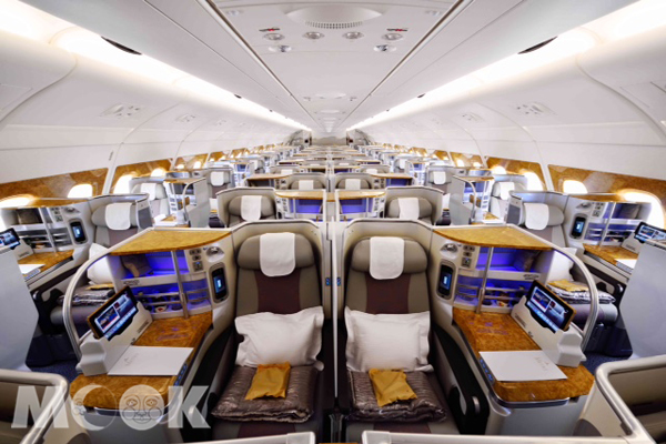 阿聯酋航空商務艙座位皆配置32吋獨享大螢幕和平躺式睡床
