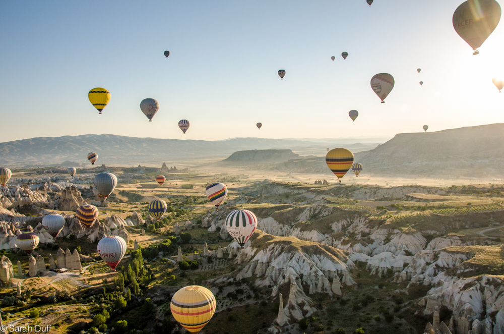 每到旺季，土耳其天空都佈滿了五彩繽紛的熱氣球。 (圖／happytobehomeless）