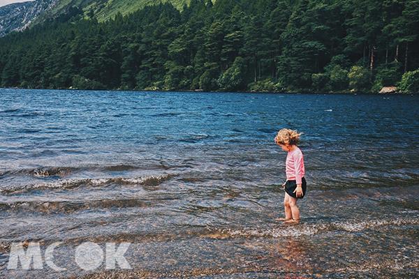 湖邊很常會看到小孩子在旁戲水。 (圖／MOOK景點家莫菲)